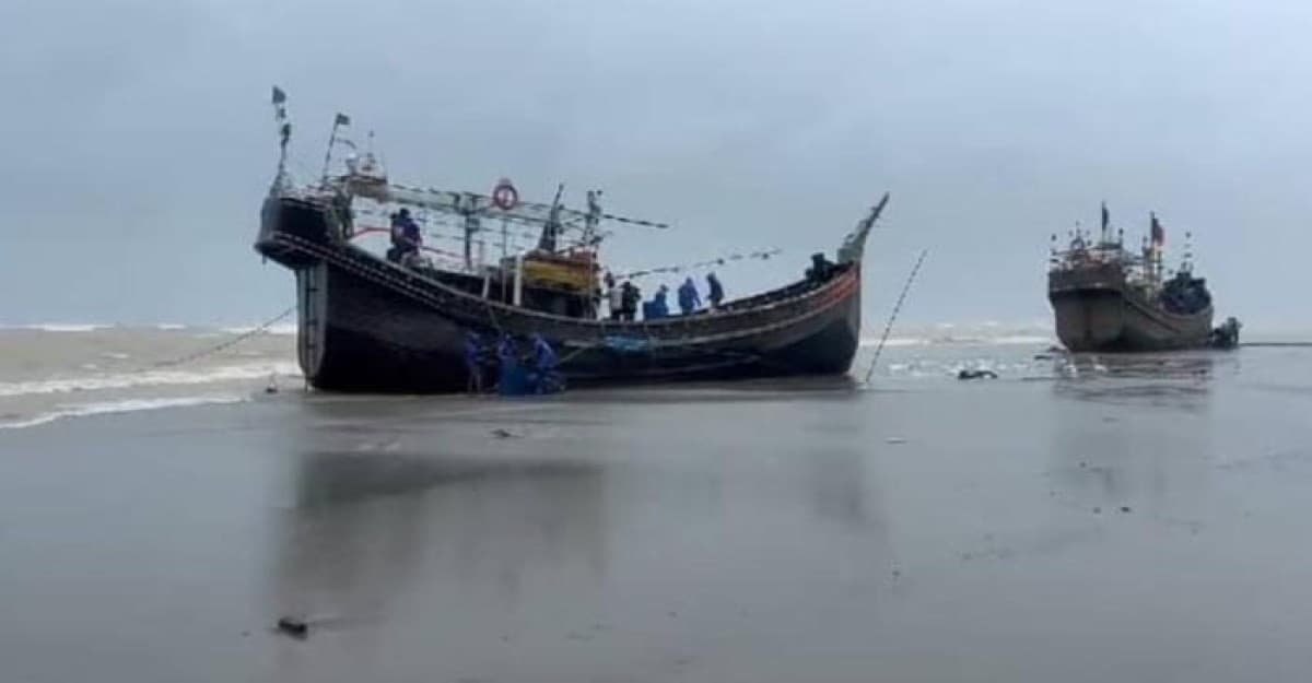 বঙ্গোপসাগরে ফিশিং ট্রলারে মিয়ানমারের নৌ বাহিনীর গুলি, নিহত ১