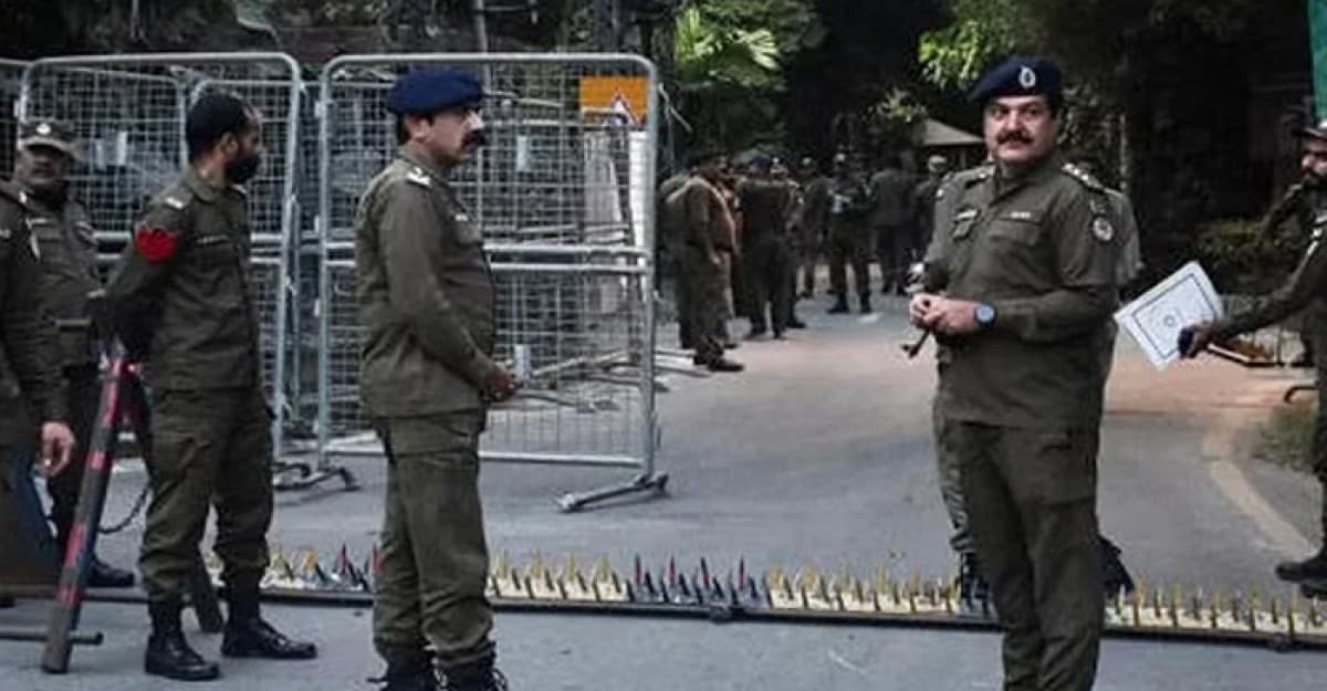 পাকিস্তানে পুলিশ সদরদপ্তরে জঙ্গি হামলায় নিহত ৩