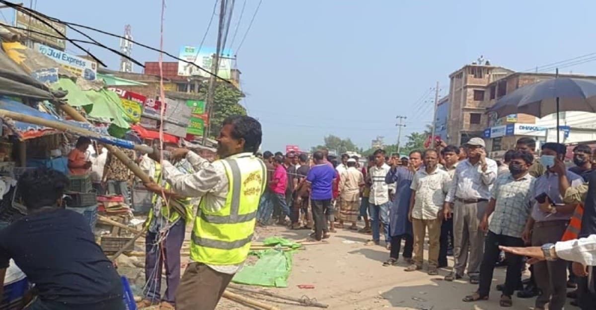 চকরিয়ায় ভাসমান দোকান-অবৈধ গাড়ি পার্কিং স্টেশন উচ্ছেদ অভিযান