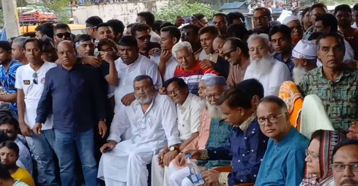 সাবেক এমপি ইকবাল হাসানের বক্তব্যের আগেই ভেঙ্গে পড়লেন মঞ্চ