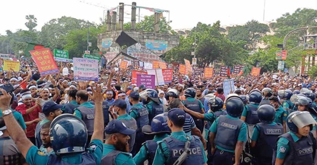 শাহবাগে আউটসোর্সিং কর্মীদের বিক্ষোভ