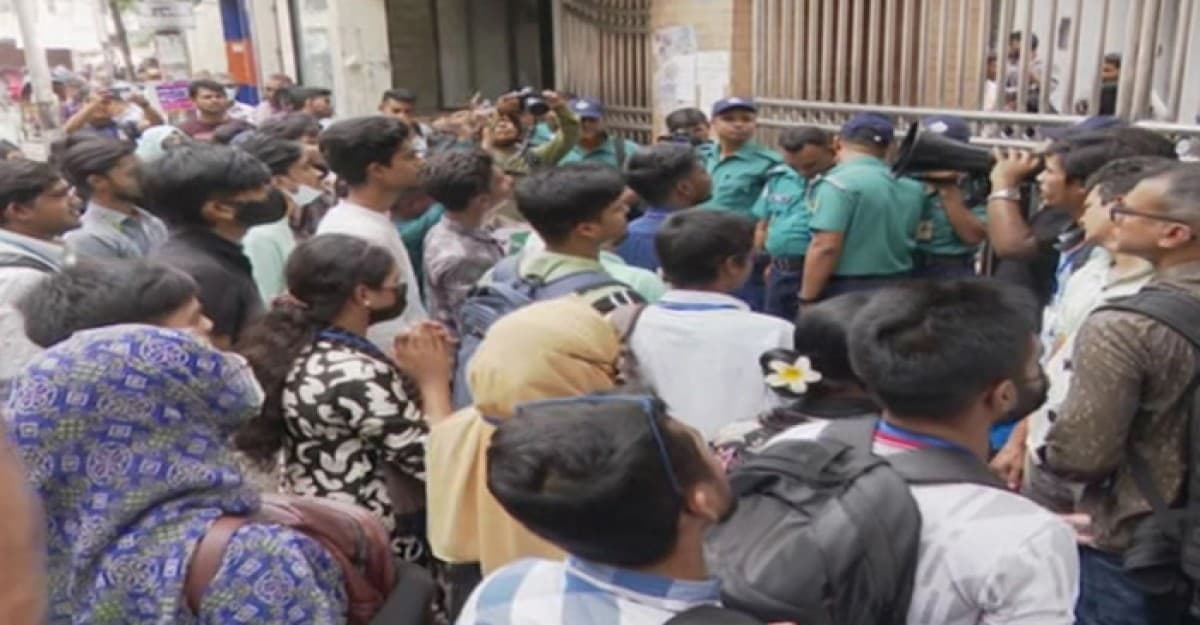 এইচএসসির ফল বাতিলের দাবিতে ঢাকা শিক্ষা বোর্ড ঘেরাও