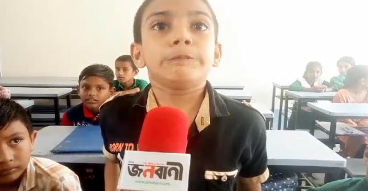 বাকপ্রতিবন্ধী হয়েও চালিয়ে যাচ্ছেন লেখাপড়া