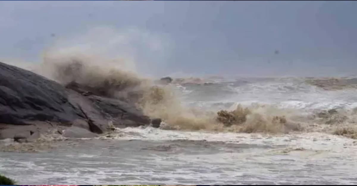 বঙ্গোপসাগরে ঘূর্ণিঝড় 'ডানা', বাড়লো সতর্ক সংকেত