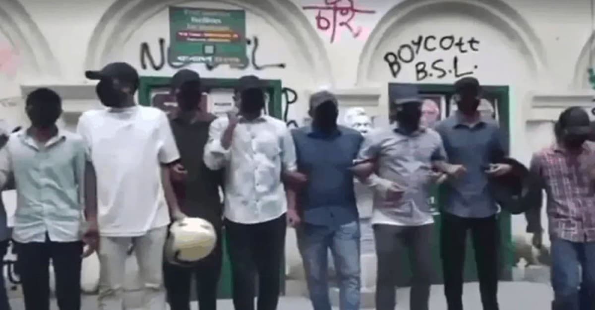 ঢাবিতে মুখোশ পরে ছাত্রলীগের ঝটিকা মিছিল