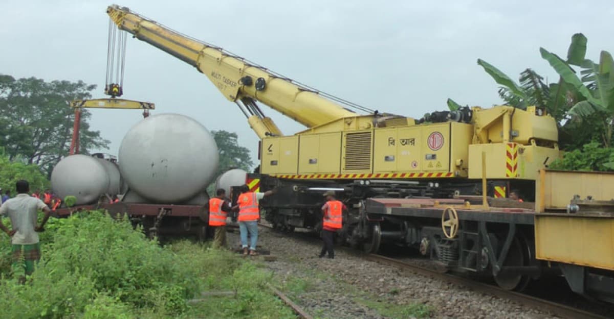চুয়াডাঙ্গায় লাইনচ্যুত বগি উদ্ধার, খুলনার সঙ্গে ট্রেন চলাচল স্বাভাবিক