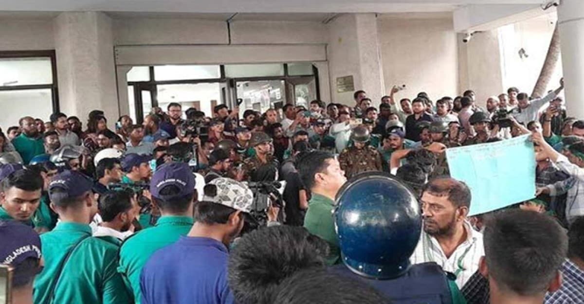 সচিবালয় থেকে শিক্ষার্থীদের বের করে দিল পুলিশ-সেনাবাহিনী