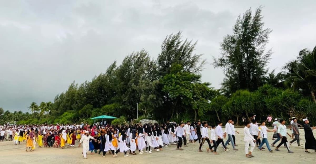 সেন্টমার্টিনে পর্যটক উন্মুক্ত রাখতে গণমিছিল