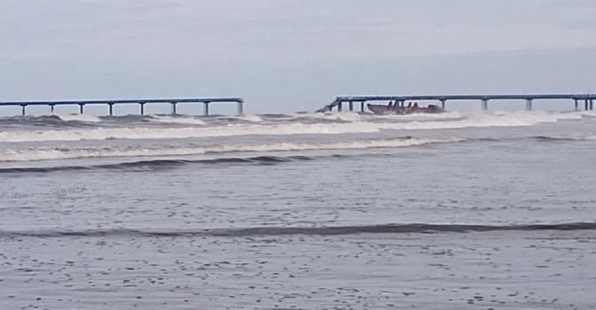 ডানার প্রভাব: ইনানী নৌবাহিনীর জেটিটি ভেঙে দ্বিখণ্ডিত