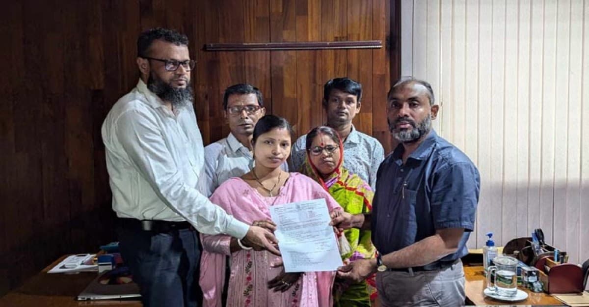 জুলাই বিপ্লবে নিহত হৃদয় তাড়ুয়ার বোনকে পবিপ্রবিতে চাকরির নিয়োগপত্র প্রদান