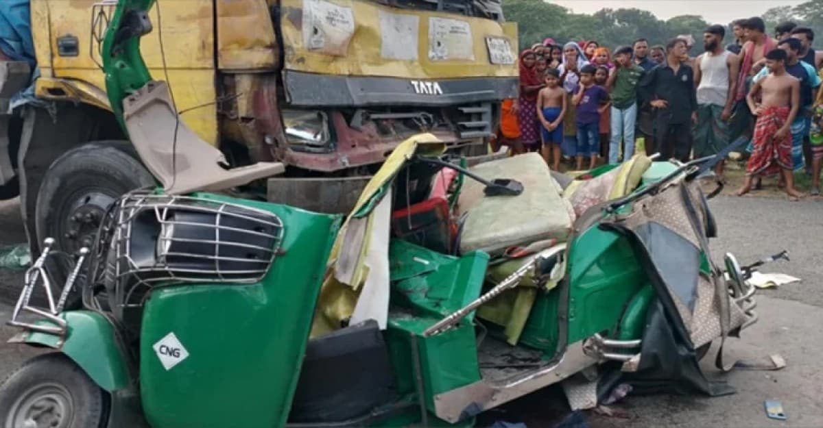 নরসিংদীতে ট্রাকের ধাক্কায় প্রাণ গেল সিএনজির ৬ যাত্রীর