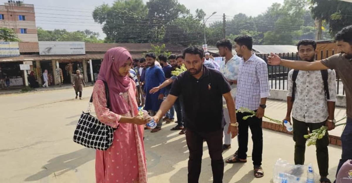 নবীন শিক্ষার্থীদের ফুল দিয়ে বরণ করল কুবি শাখা ছাত্রদল