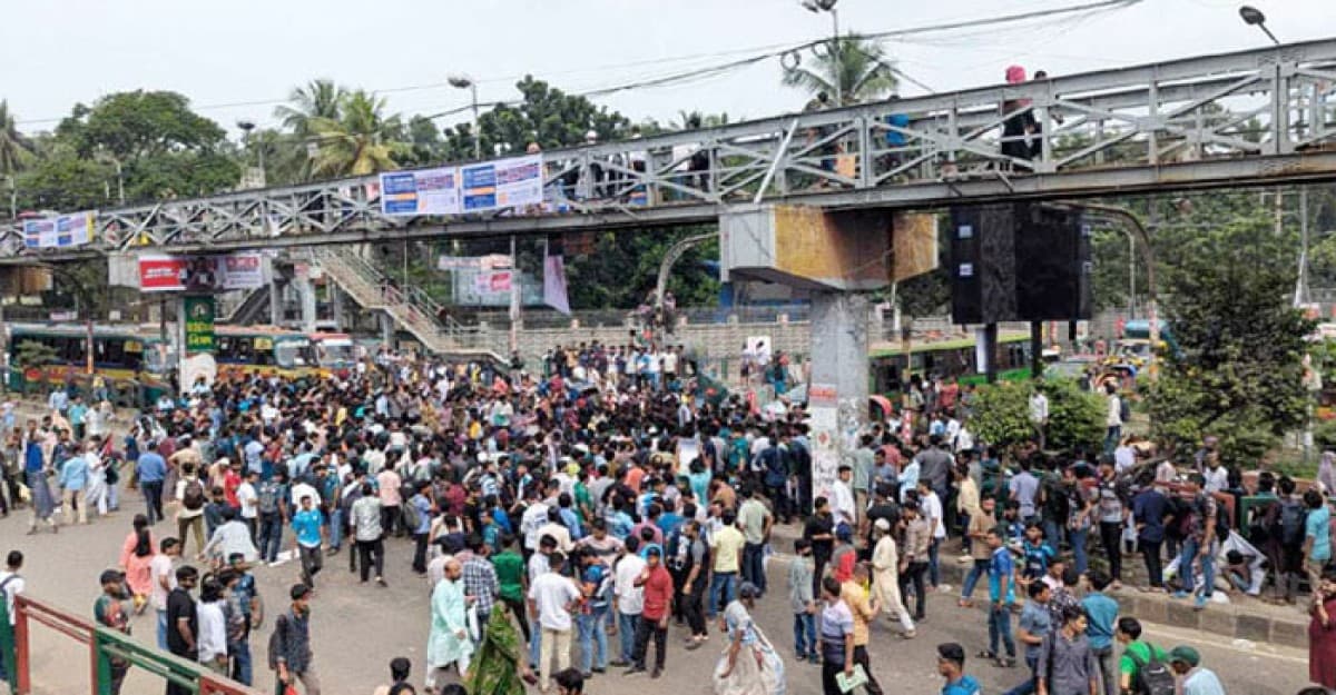 সায়েন্সল্যাব মোড় অবরোধ করেছে সাত কলেজের শিক্ষার্থীরা