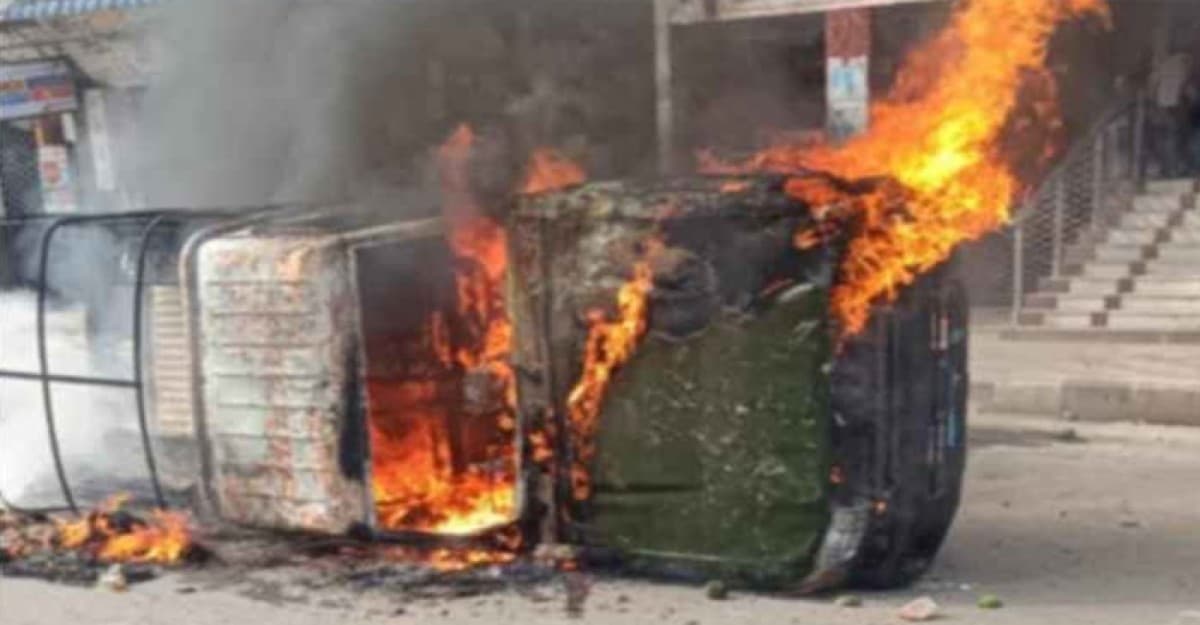 রাজধানীতে সেনাবাহিনীর গাড়ি ও পুলিশের লেগুনায় আগুন
