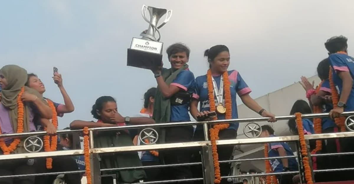 বিমানবন্দর থেকে বাফুফের পথে সাফজয়ীরা