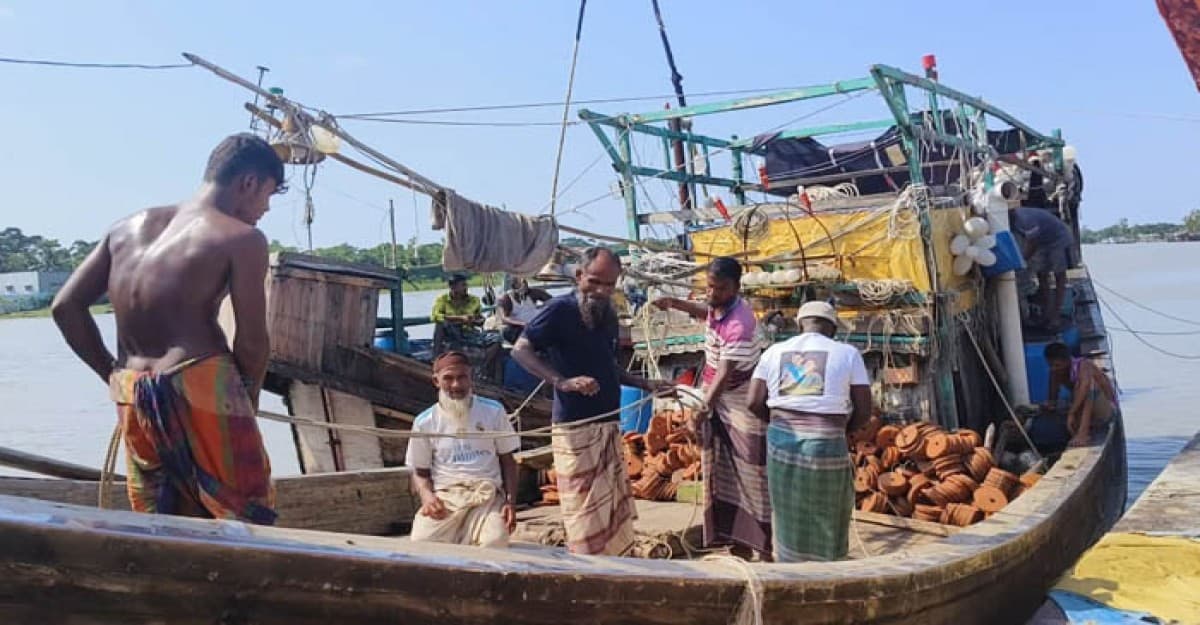 শেষ হচ্ছে মাছ ধরার নিষেধাজ্ঞা, সাগর যাত্রার প্রস্তুতিতে ব্যস্ত জেলেরা