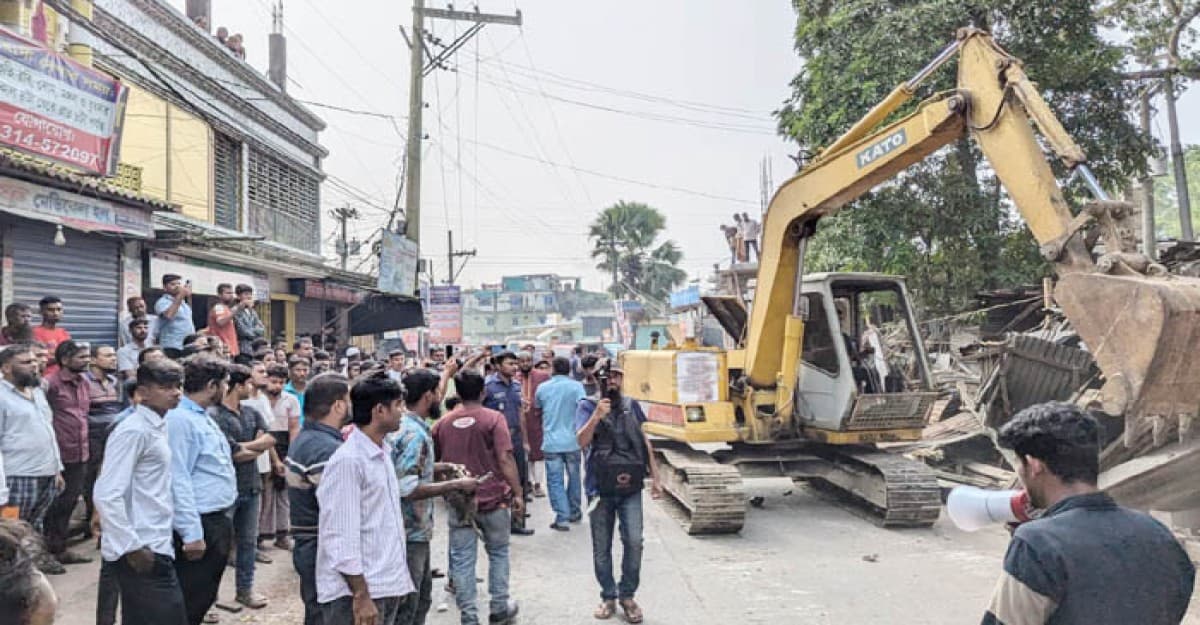 বাকেরগঞ্জ চলছে অবৈধ স্থাপনা উচ্ছেদ অভিযান