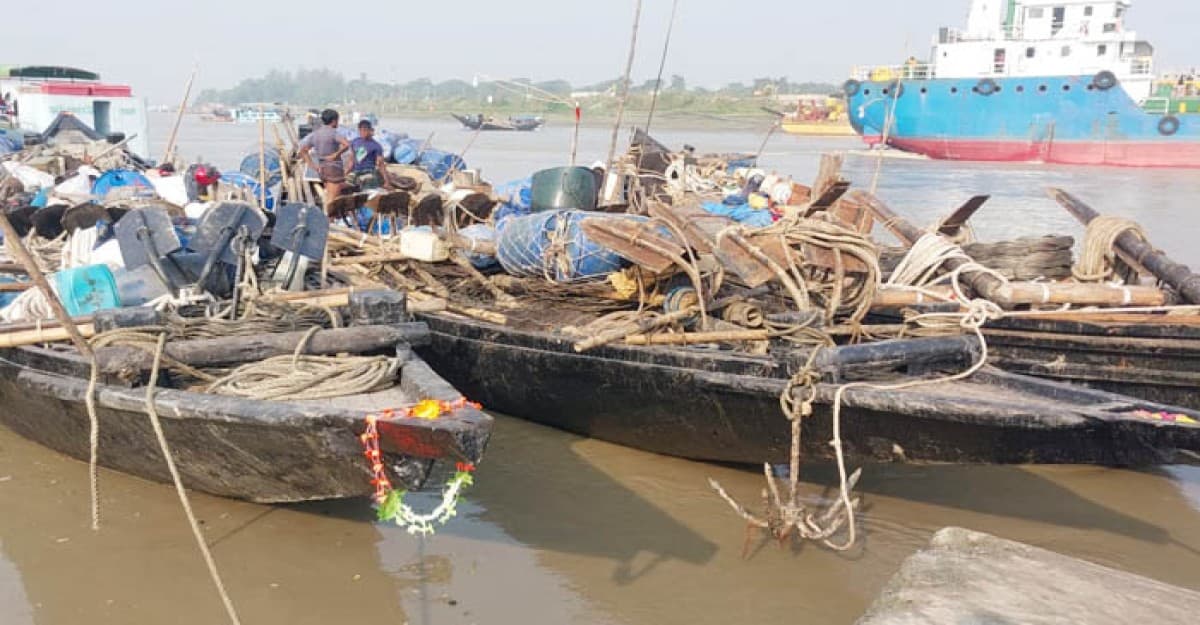 ঋণের বোঝা মাথায় নিয়ে মৎস্য আহরণে সমুদ্রে জেলেরা