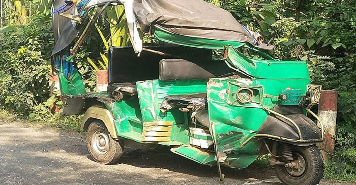 রাজাপুরে মাহিন্দ্রা-পিকআপভ্যানের মুখোমুখি সংঘর্ষে নিহত ২
