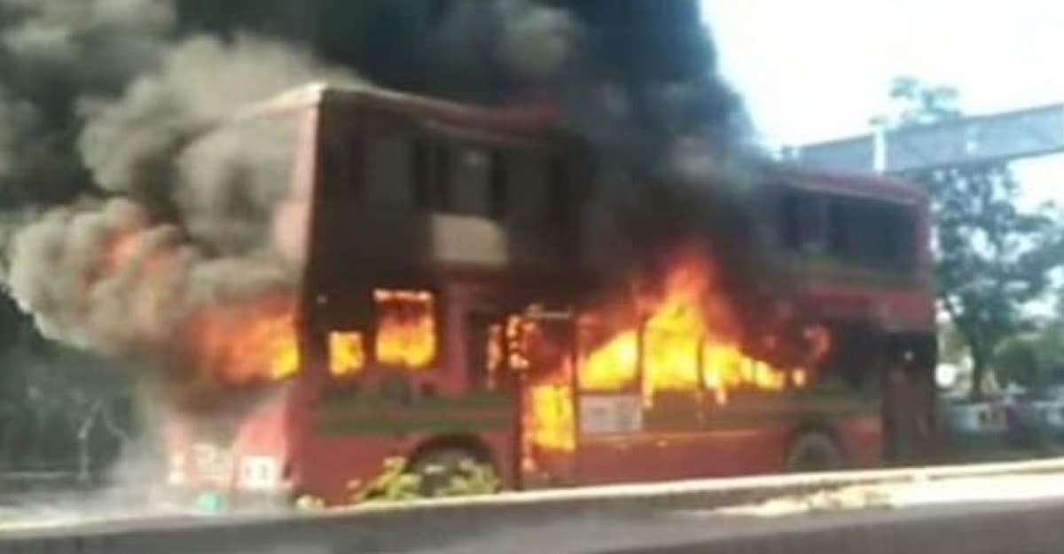 কুড়িল বিশ্বরোডে বিআরটিসির বাসে আগুন