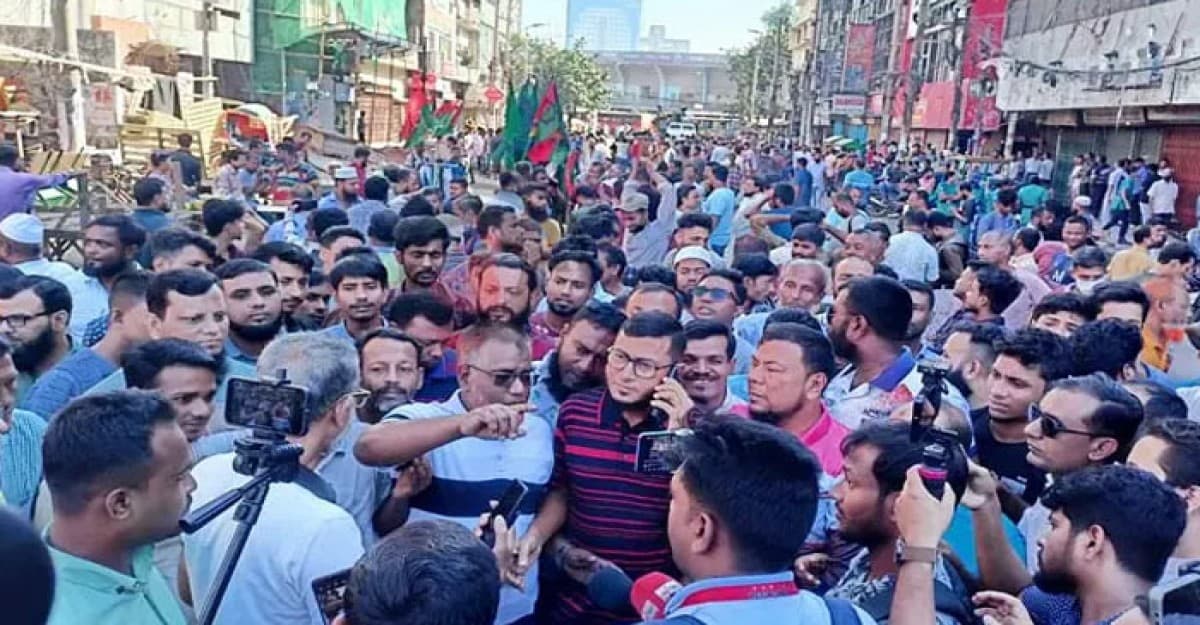 আ’লীগ কেন্দ্রীয় কার্যালয়ের সামনে ছোট-বড় মিছিল