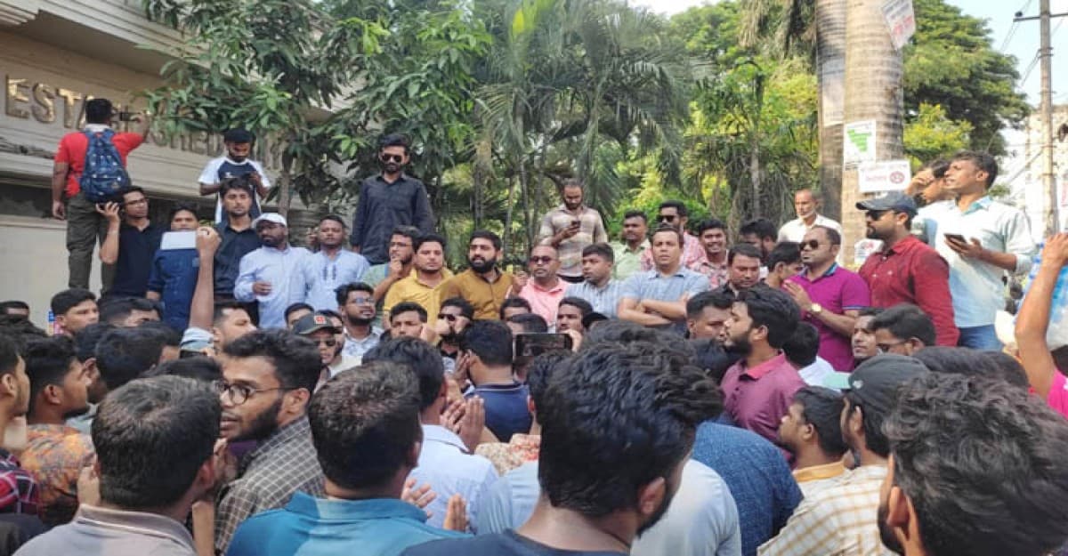 আওয়ামী লীগের বিরুদ্ধে ঢাকা কলেজ ছাত্রদলের বিক্ষোভ মিছিল