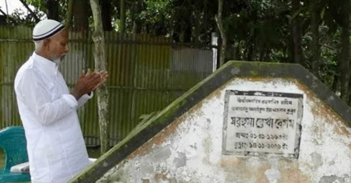 স্ত্রীর কবরের পাশে ১৮ বছর ধরে কোরআন তেলাওয়াত করছেন স্বামী