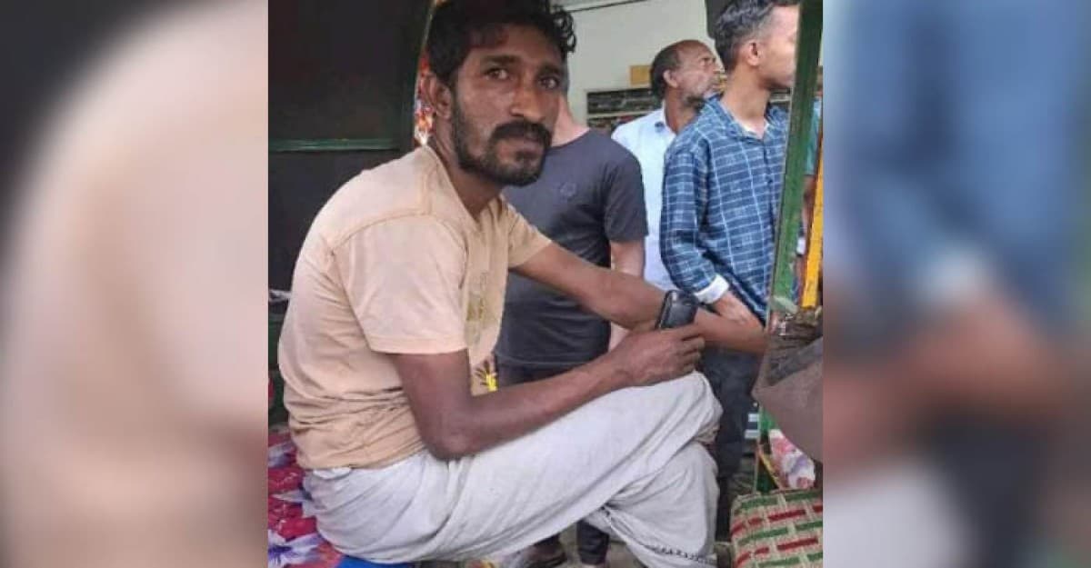 পুলিশের গাড়িতে ধাক্কা, যুবকের লুঙ্গির নিচ থেকে বের হলো ছাগল