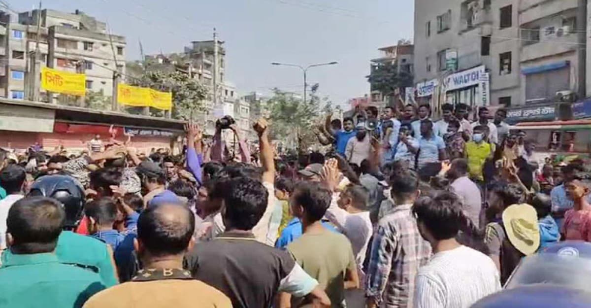 পুরান ঢাকায় অটোরিকশা চালকদের বিক্ষোভ