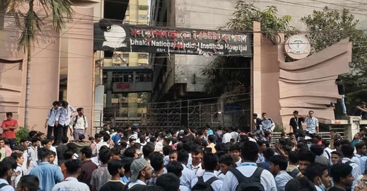 ঢাকা ন্যাশনাল মেডিকেল কলেজের প্রধান ফটক ভাঙচুর