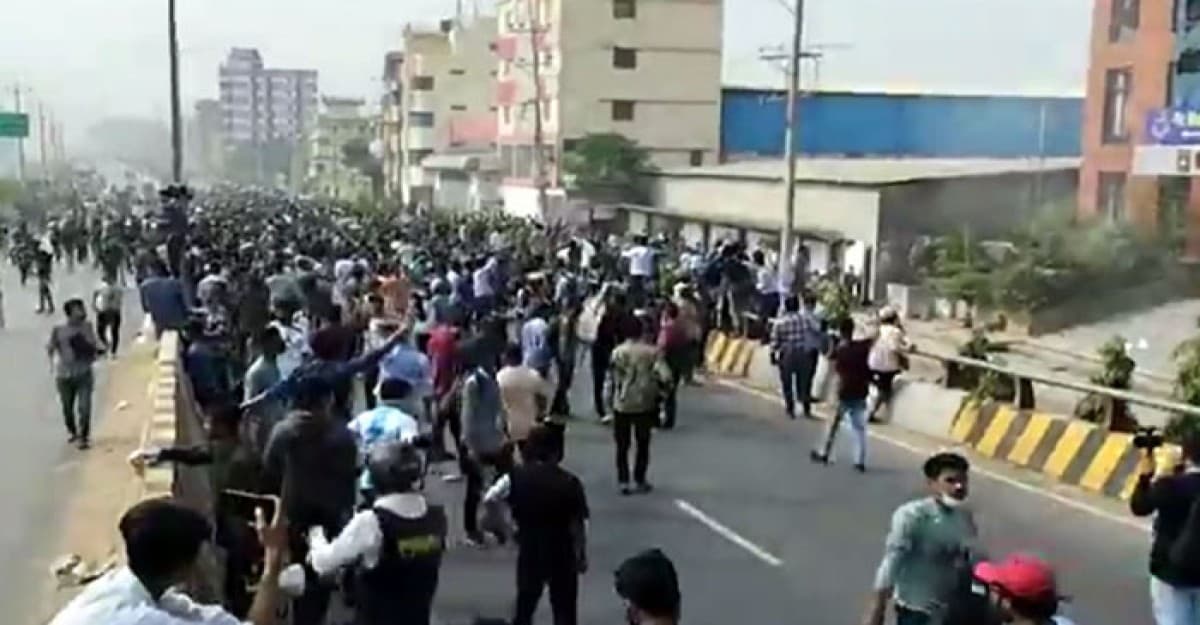 রাজধানীর মোল্লা কলেজে হামলা-ভাঙচুর, শিক্ষার্থীদের দখলে সড়ক