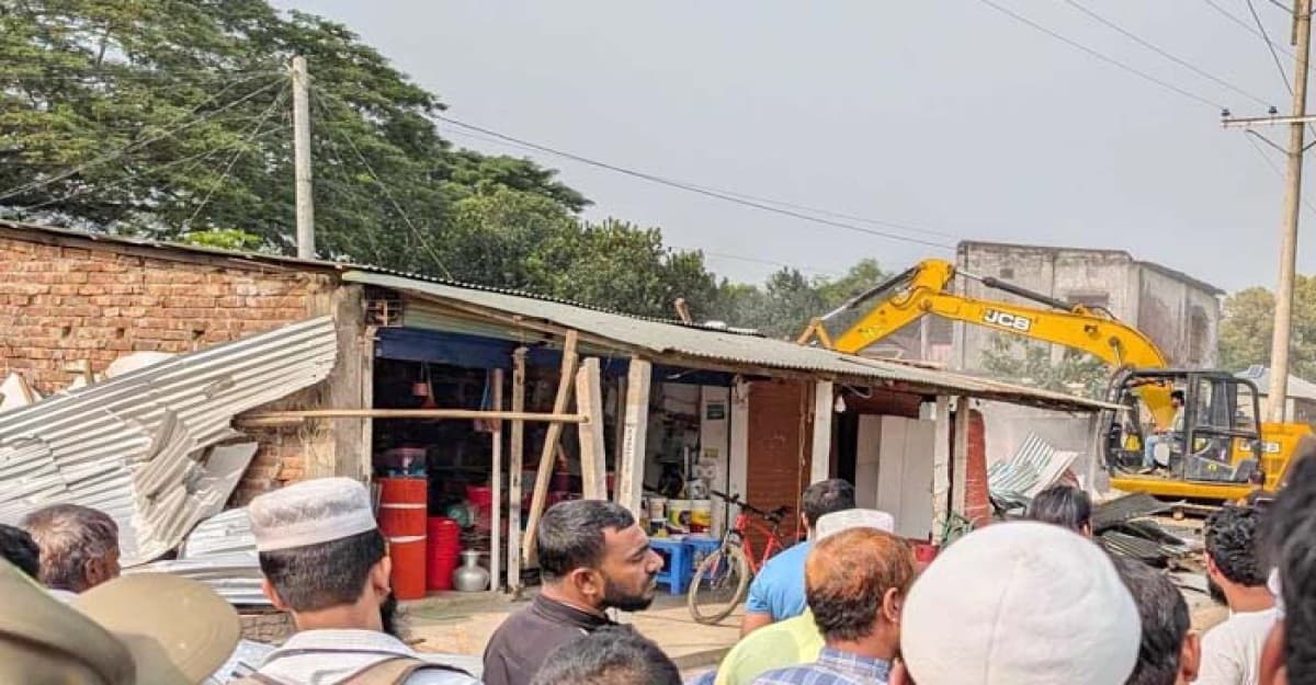 শ্রীপুরে বন বিভাগের অবৈধ স্থাপনা উচ্ছেদ চলাকালে অ্যাসিল্যান্ডসহ আহত ১০