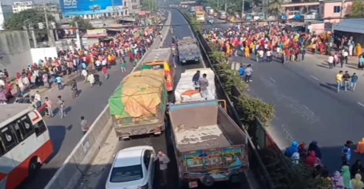বেতন দাবিতে ঢাকা-টাঙ্গাইল মহাসড়ক অবরোধ