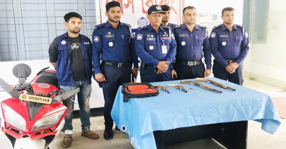 কক্সবাজারে ঝাউবাগান থেকে আগ্নেয়াস্ত্র ও গুলিসহ আটক ২