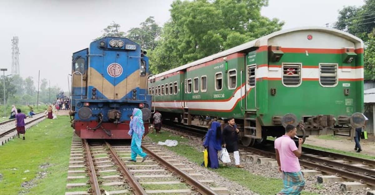 নওগাঁয় ট্রেনে কাটা পড়ে বাবা-মেয়ের মৃত্যু