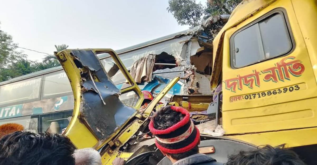 দিনাজপুরে বাস-ট্রাক সংঘর্ষে নিহত ৪