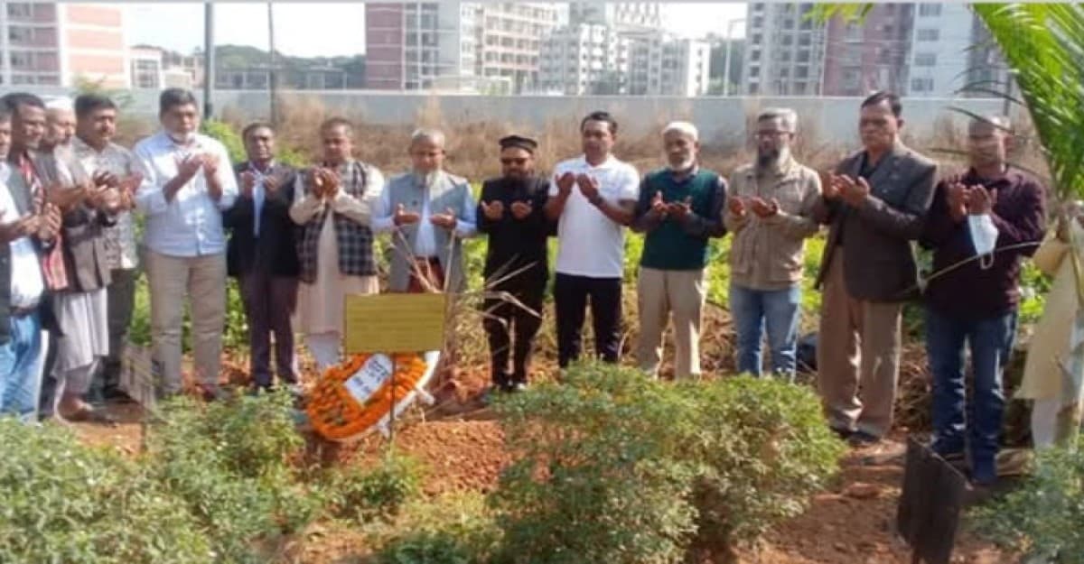 গাজীপুরে সদ্য প্রয়াত সাংবাদিকের কবর জিয়ারত করেলেন আরজেএফ চেয়ারম্যান