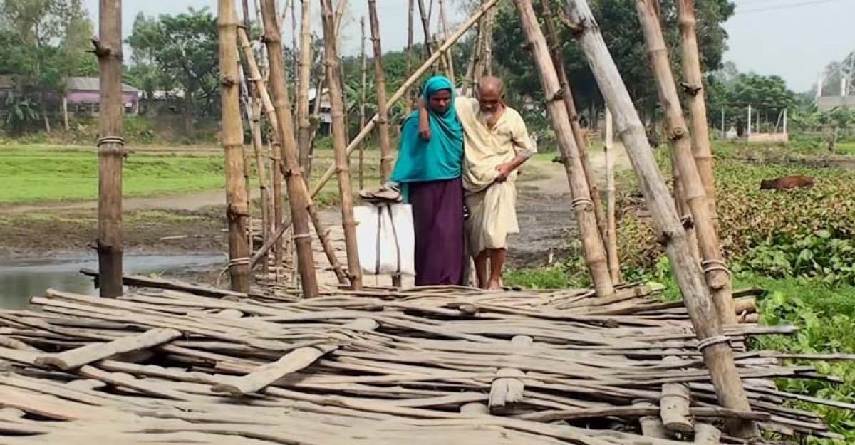 সিরাজগঞ্জে একটি ব্রীজের অভাবে ৩০ গ্রাম মানুষের দুর্ভোগ