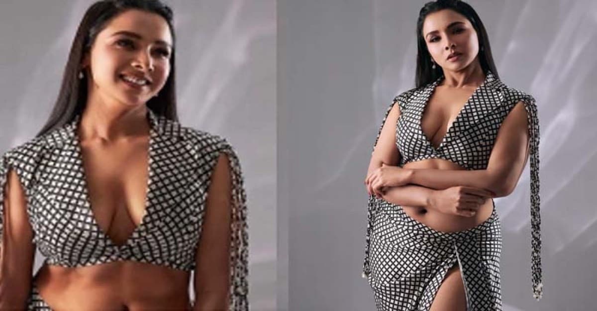 সুইমিংপুলে কি কামিজ পরে নামবে: রুনা খান