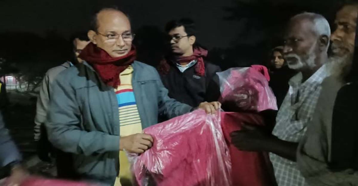সিরাজগঞ্জে গভীর রাতে ডিসির কম্বল বিতরন