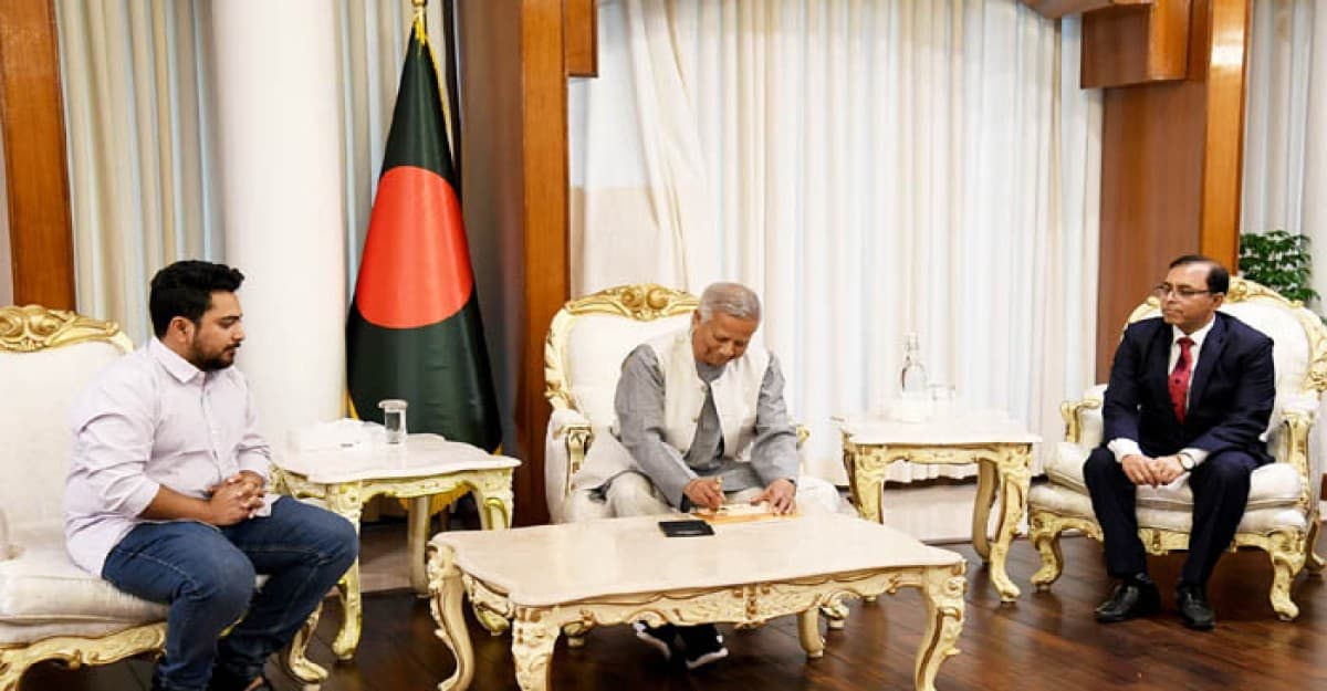 মহান বিজয় দিবস উপলক্ষে স্মারক ডাকটিকেট অবমুক্ত করেছেন প্রধান উপদেষ্টা