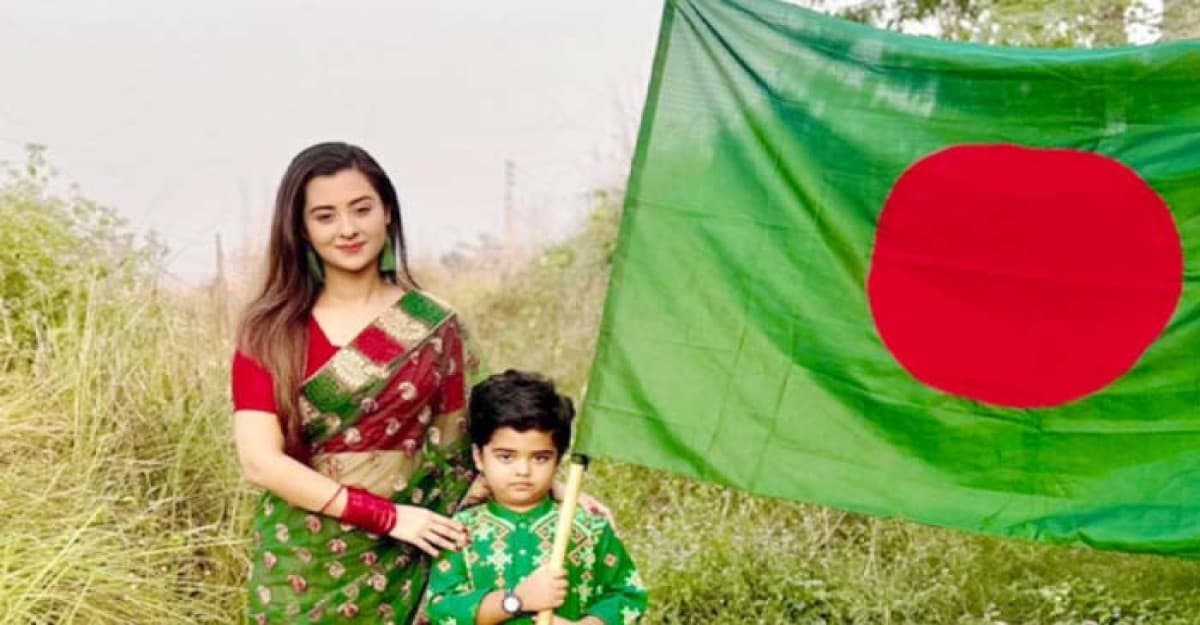 ছেলেকে নিয়ে বিজয়ের সাজে শবনম বুবলী