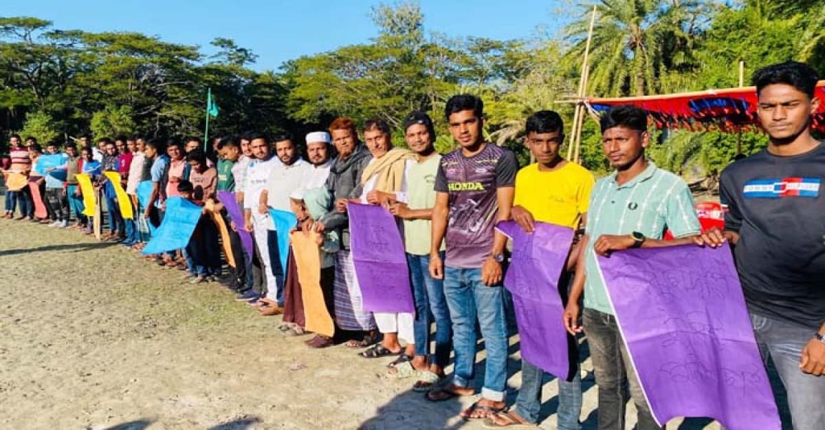 ট্যুরিস্ট পুলিশের দাবিতে হাতিয়া নিঝুমদ্বীপে মানববন্ধন
