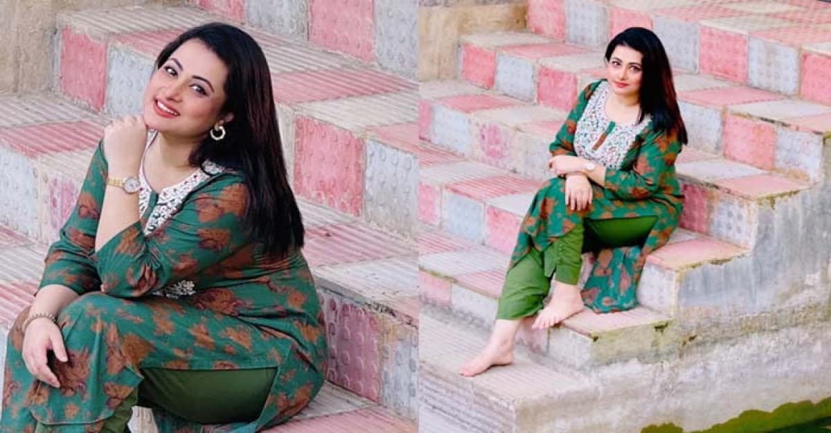 পুকুর পাড়ে মিষ্টি হাসিতে নজর কাড়লেন পূর্ণিমা