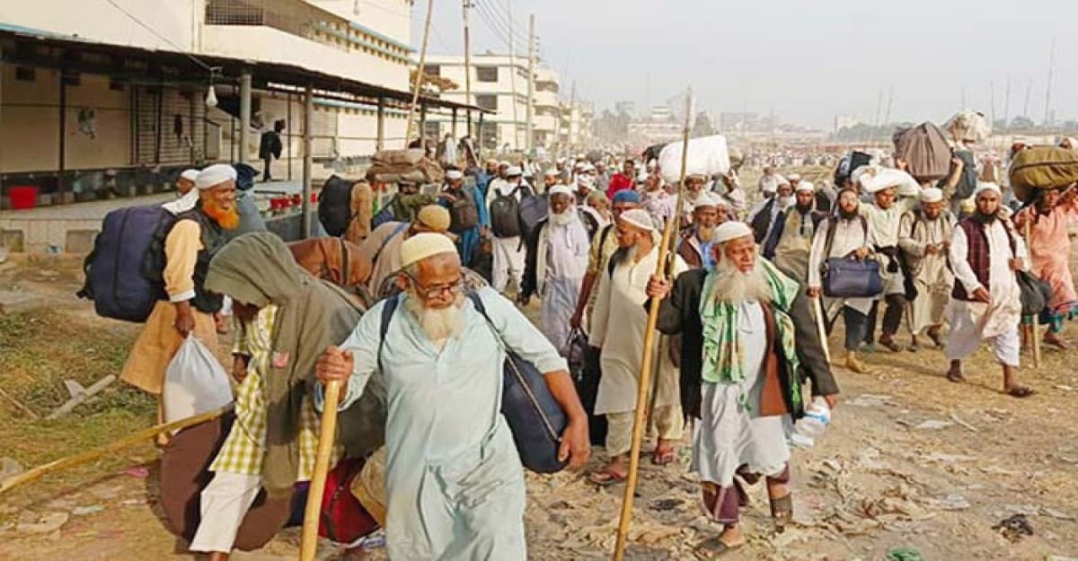 ইজতেমা মাঠ ছাড়ছেন মুসল্লিরা