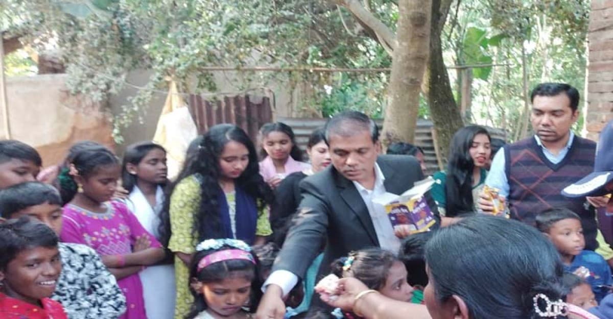 ঘোড়াঘাটে কোমলমতি শিশুদের নিয়ে কেক কাটলেন জেলা প্রশাসক