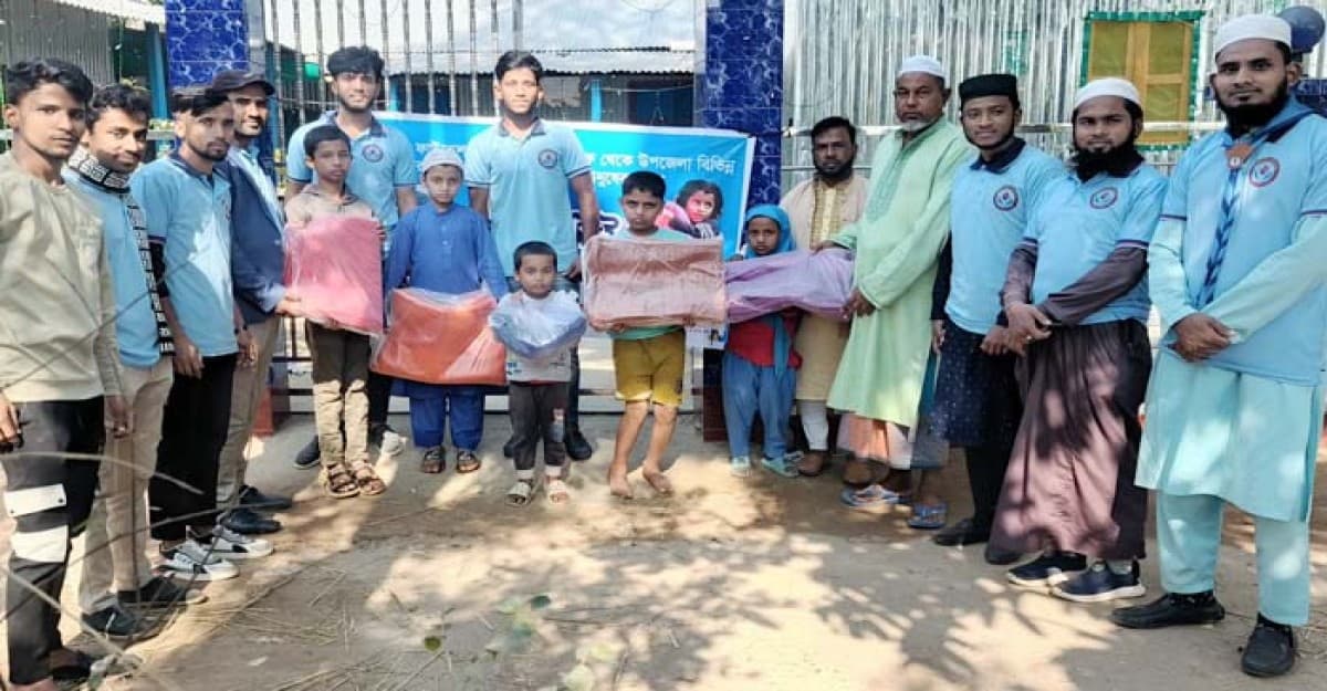 আখাউড়ায় ব্লাড ফাউন্ডেশনের পক্ষ থেকে দরিদ্রদের মাঝে শীতবস্ত্র বিতরণ