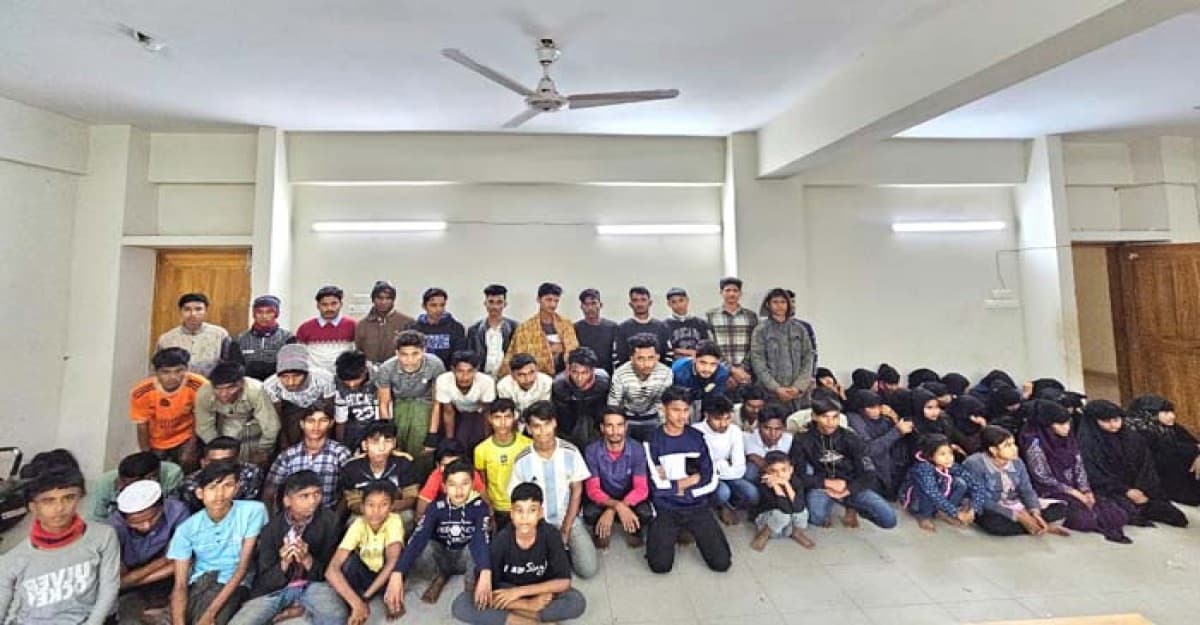 মালয়েশিয়া পাচারকালে ৬৬ রোহিঙ্গাসহ ৫ দালাল আটক