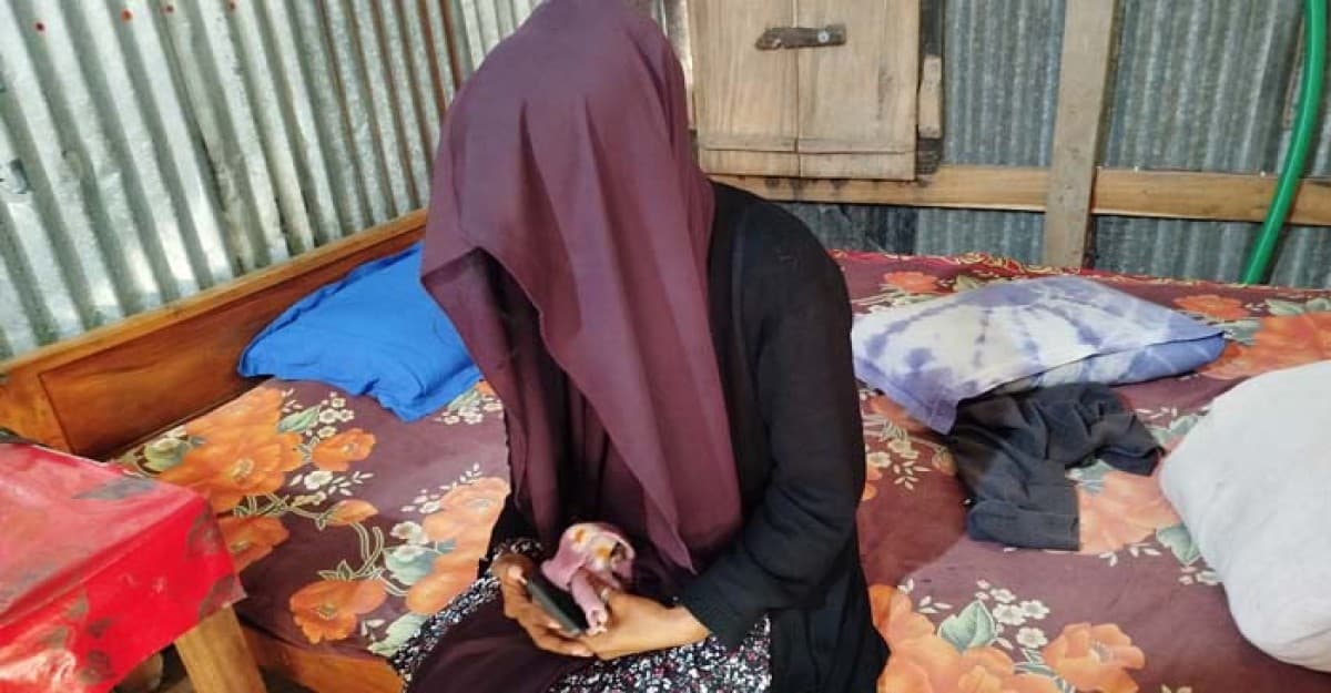 দুমকিতে বিয়ের দাবিতে প্রেমিকের বাড়িতে চাঁদনীর অনশন