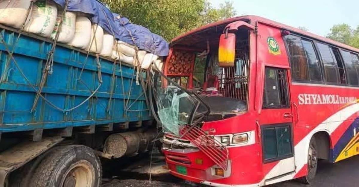 চট্টগ্রামে লবণবাহী ট্রাকের সঙ্গে বাসের সংঘর্ষ
